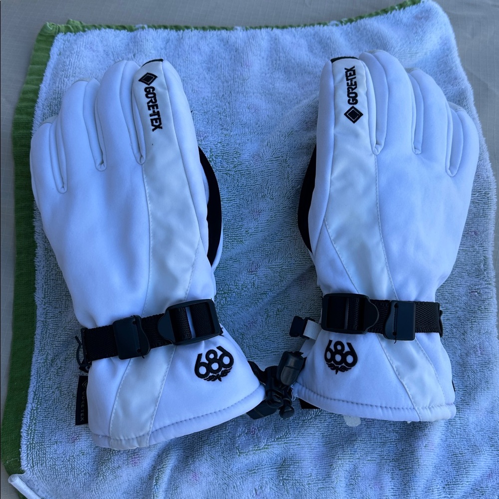 GORE-TEX White Gloves